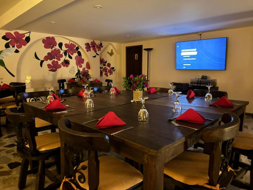 TV a/nebo společenská místnost v ubytování Di Carbone Hotel Gastrobar
