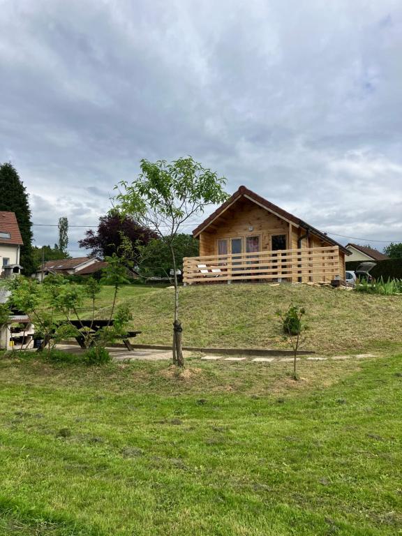 Landskap semula jadi dekat dengan chalet