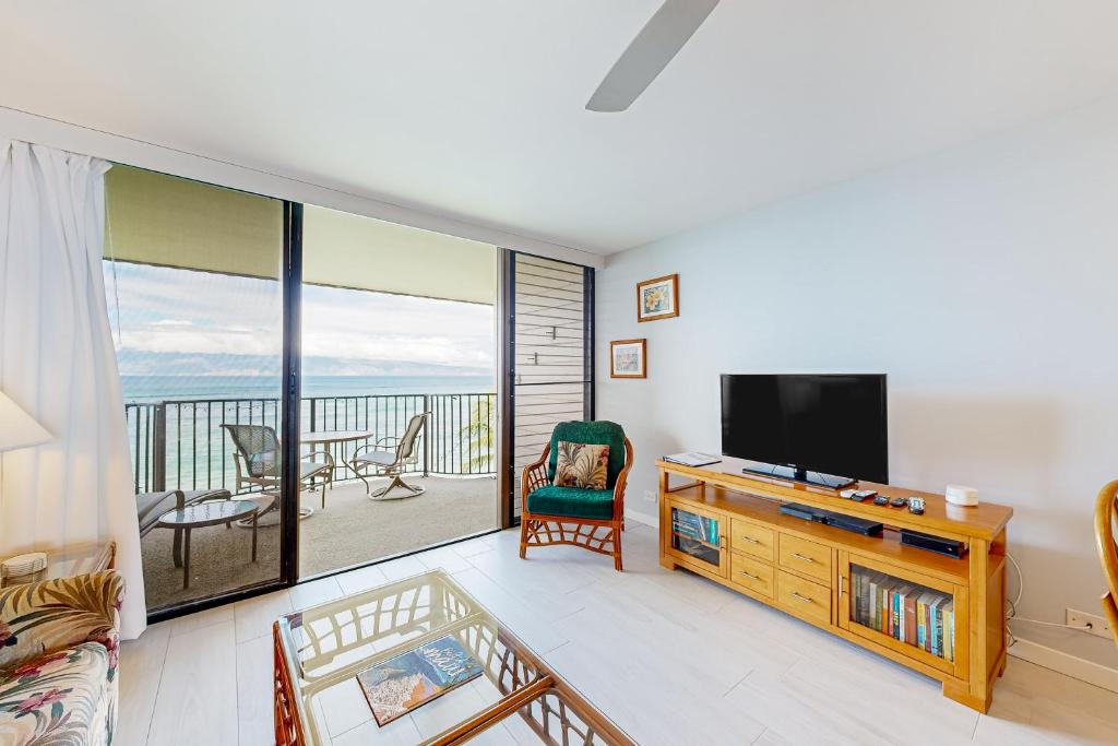 Il comprend un salon doté d'une télévision et d'un balcon. dans l'établissement Kahana Reef 413, à Kahana