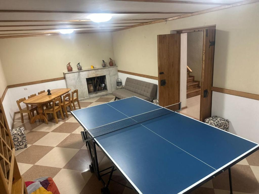 Stolní tenis v ubytování Aragvi Riverside nebo okolí