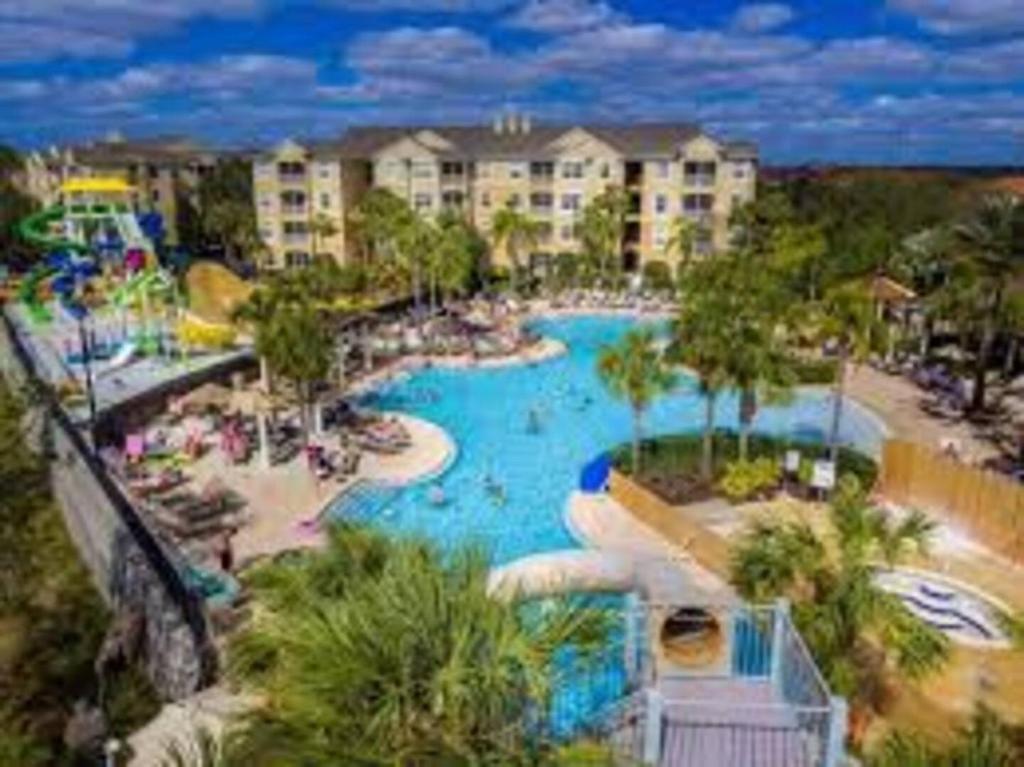 una imagen de un parque acuático en un complejo en Disney Holiday Palace, en Orlando