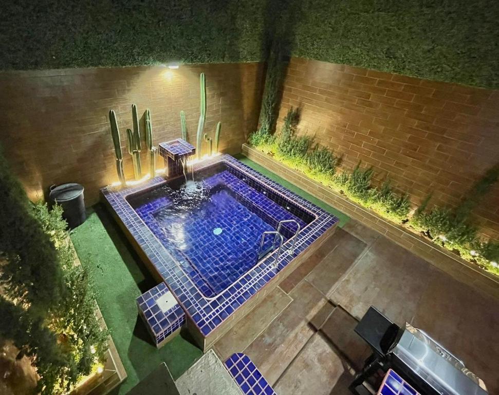 an overhead view of a swimming pool in a backyard at Salvatierra Home in La Paz