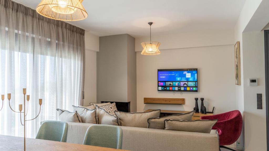 TV a/nebo společenská místnost v ubytování Adaman Villas