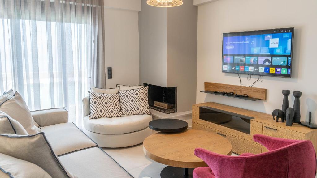 TV a/nebo společenská místnost v ubytování Adaman Villas