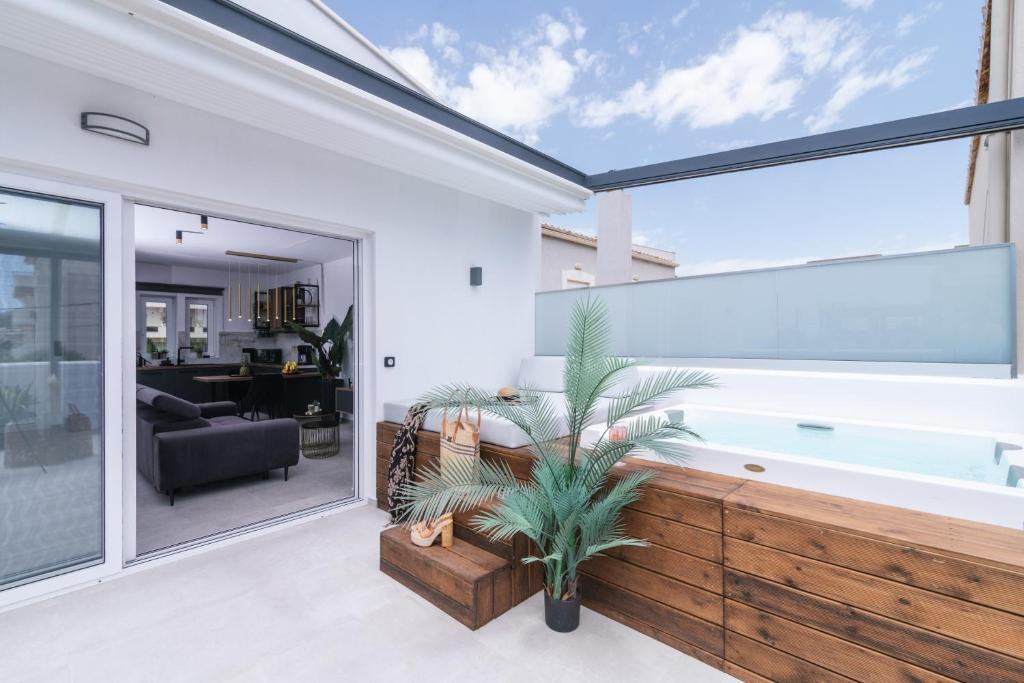 Una sala de estar con una gran ventana y un sofá. en Iceberg Suite with Jacuzzi, en Kalamaki