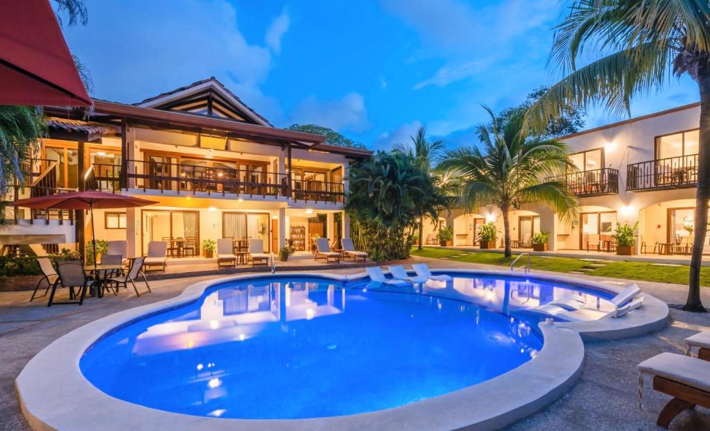 widok na dom z basenem w obiekcie The Coast Beachfront Hotel w mieście Tamarindo