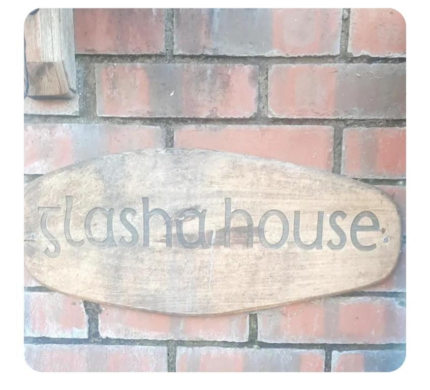 Certifikát, hodnocení, plakát nebo jiný dokument vystavený v ubytování Glasha House