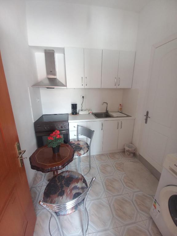 Kuchyň nebo kuchyňský kout v ubytování Aleko Guest House