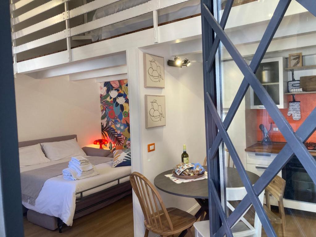 Lavica Di Mezzo Apartments في كاتانيا: غرفة نوم بسرير وطاولة في غرفة