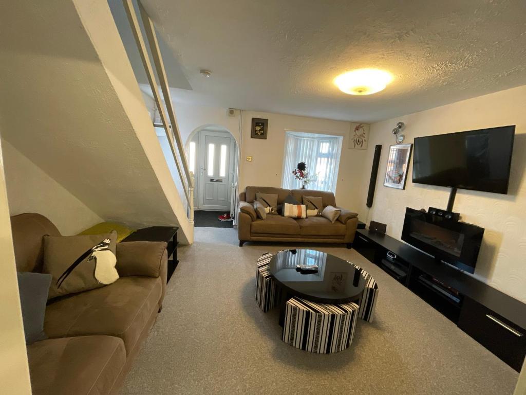 Μια τηλεόραση ή/και κέντρο ψυχαγωγίας στο KAMPA'S Spacious 2 Bed House in DY4 for any Term