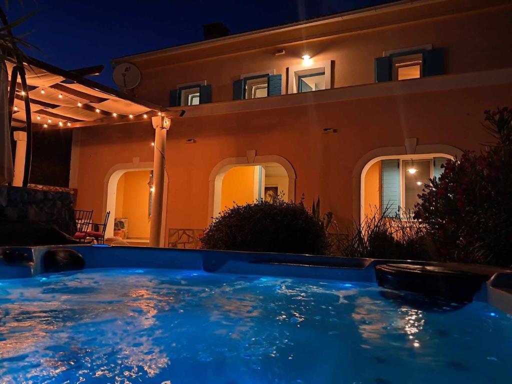 Basen w obiekcie Villa Cesarica Novalja lub w pobliżu
