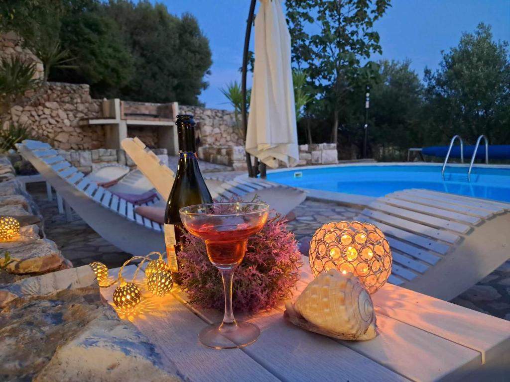Basen w obiekcie Villa Cesarica Novalja lub w pobliżu
