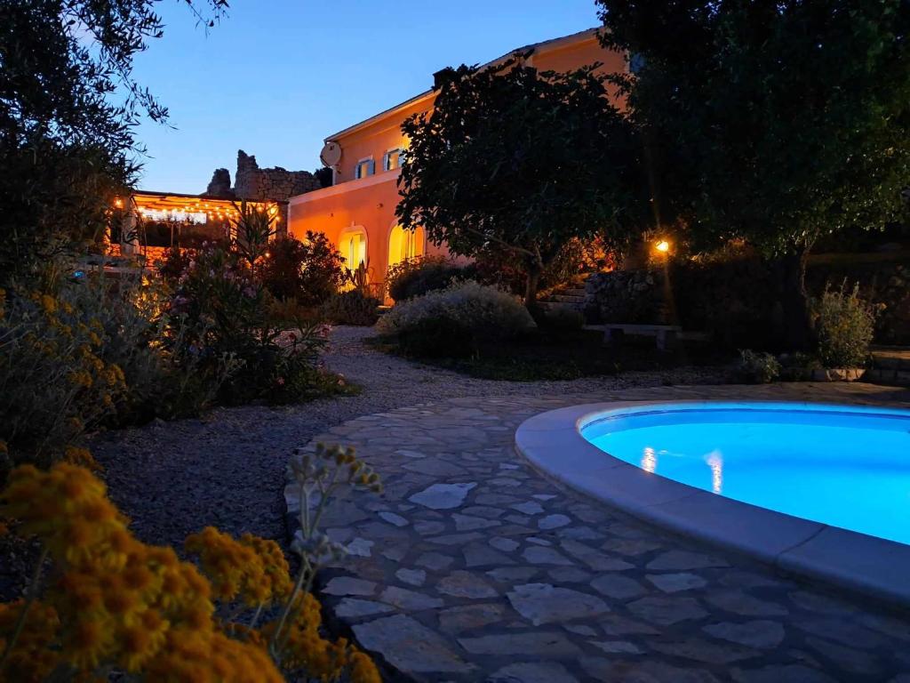 Basen w obiekcie Villa Cesarica Novalja lub w pobliżu