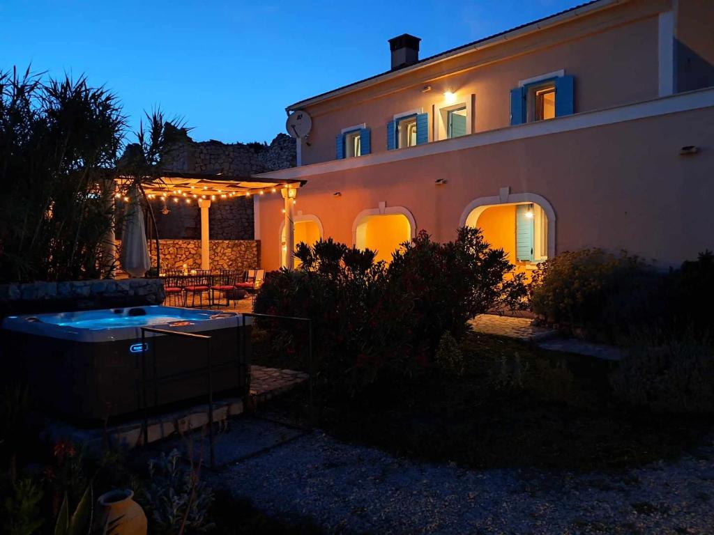Basen w obiekcie Villa Cesarica Novalja lub w pobliżu