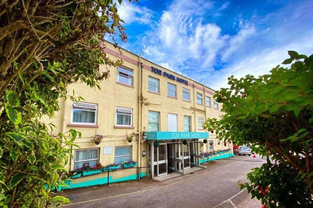 um edifício bronzeado com acentos azuis numa rua em Tor Park Hotel, Sure Hotel Collection by Best Western em Torquay