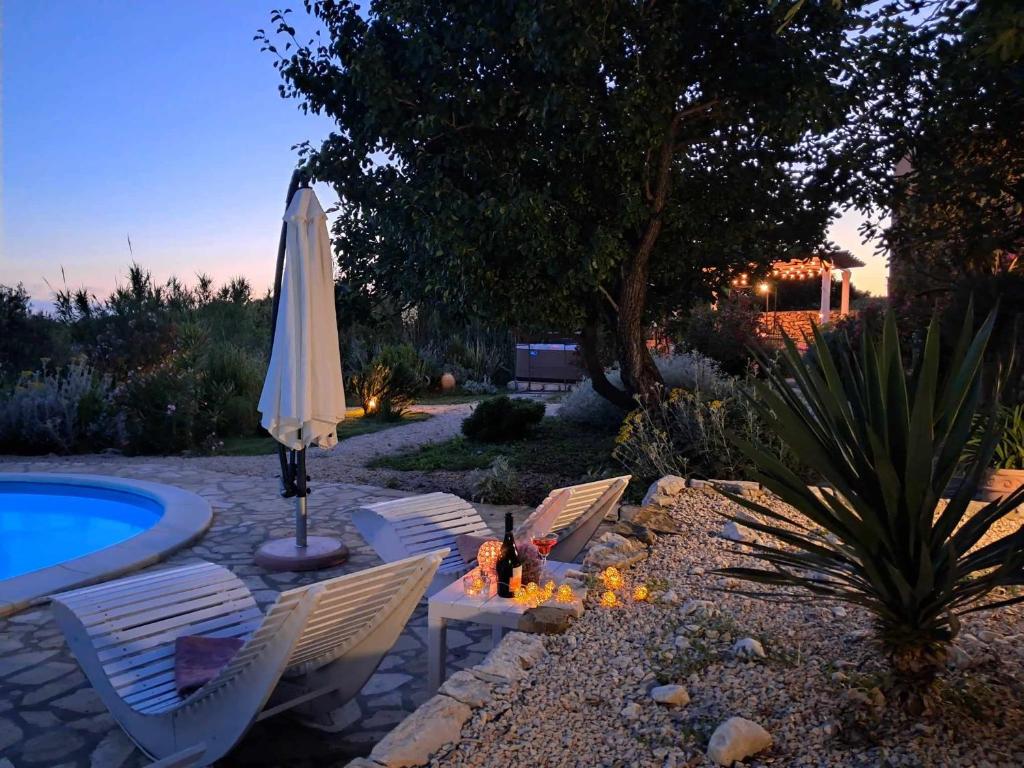 Basen w obiekcie Villa Cesarica Novalja lub w pobliżu