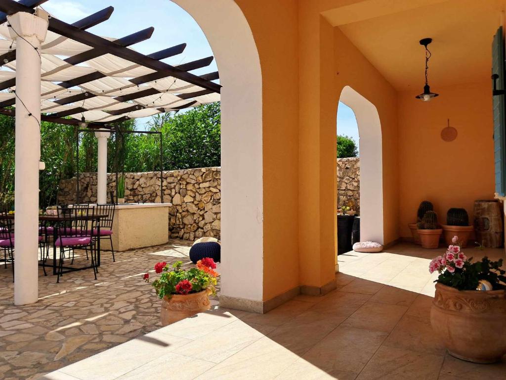 Patio lub wspólna przestrzeń na świeżym powietrzu w obiekcie Villa Cesarica Novalja