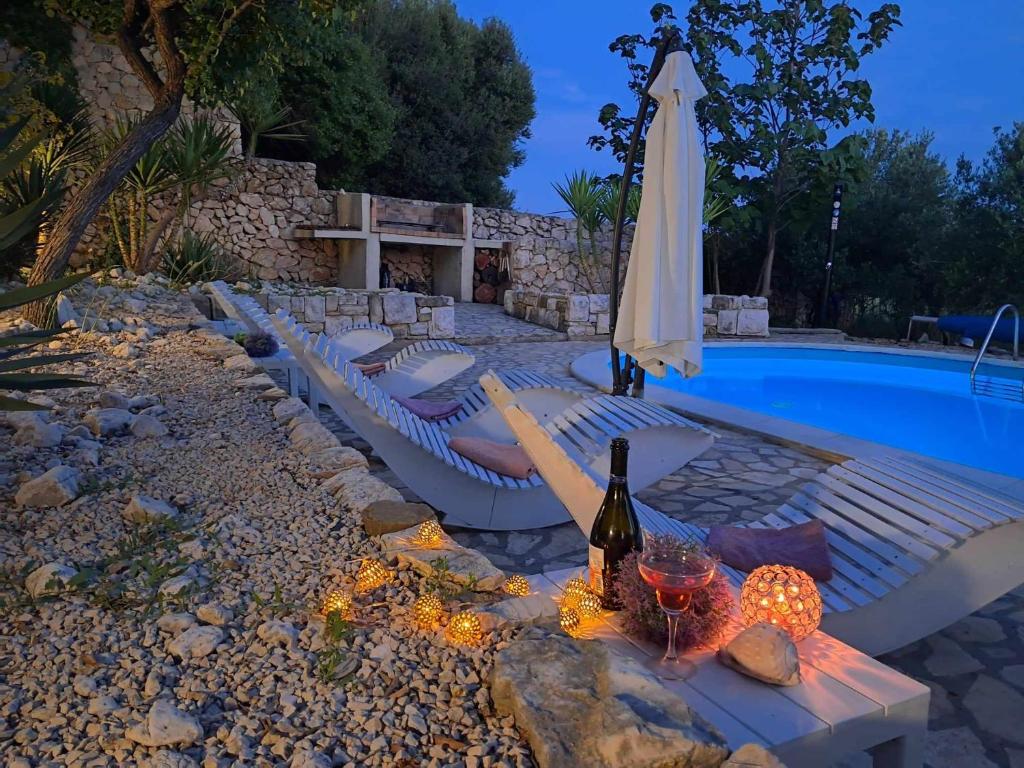 Basen w obiekcie Villa Cesarica Novalja lub w pobliżu