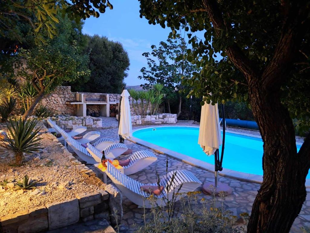 Basen w obiekcie Villa Cesarica Novalja lub w pobliżu