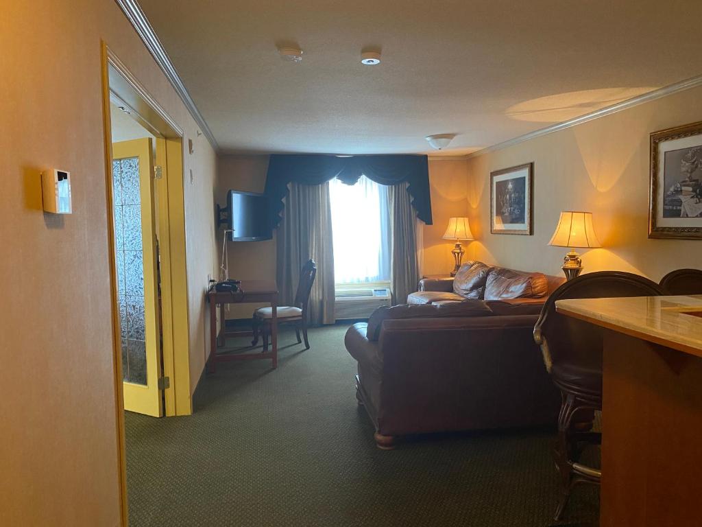 TV a/nebo společenská místnost v ubytování Merit Hotel & Suites