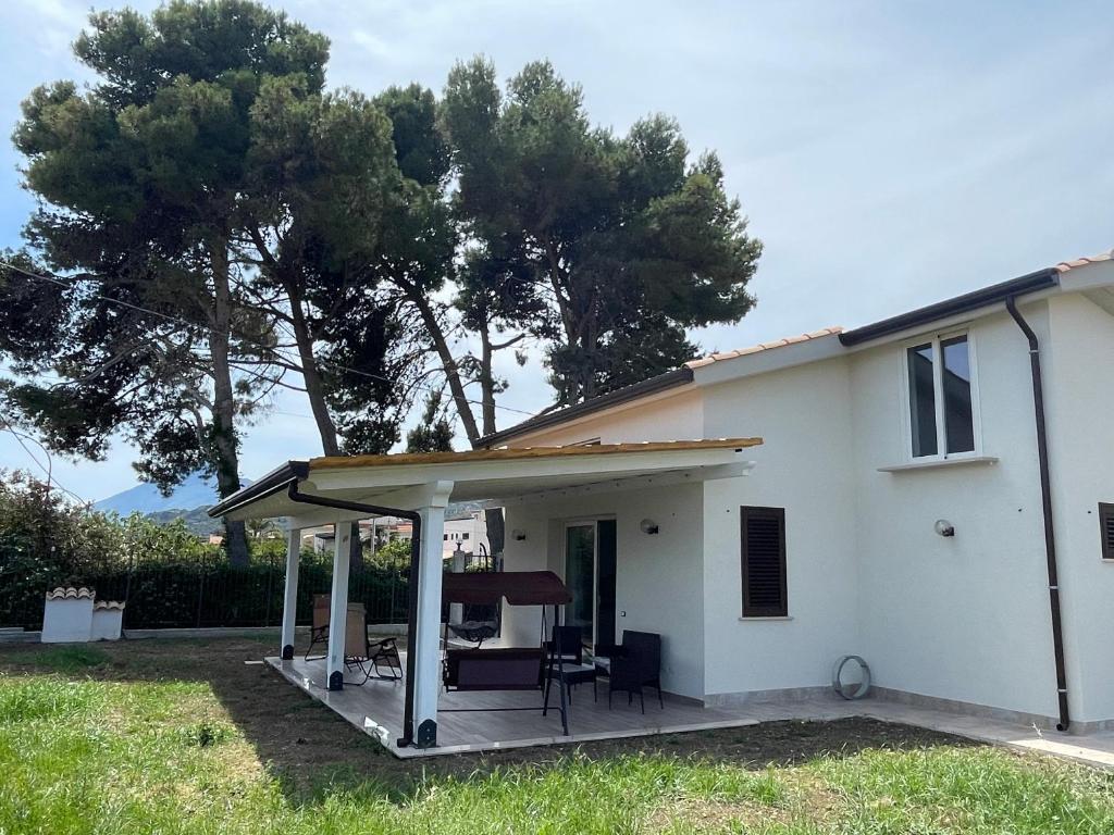 une maison avec une terrasse couverte et un toit dans l'établissement Philip Holiday, à Trabia