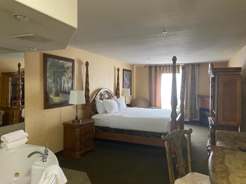 Postel nebo postele na pokoji v ubytování Merit Hotel & Suites