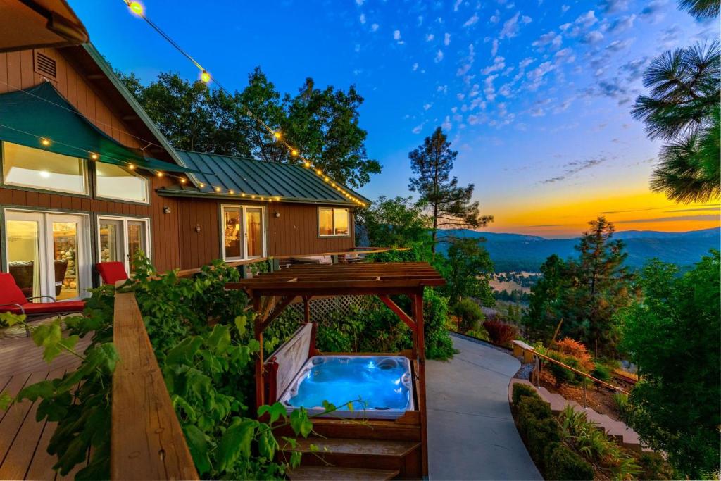 ein Haus mit einem Swimmingpool im Hof in der Unterkunft Skyline Lodge- 5 bedrooms with stunning views in Bass Lake