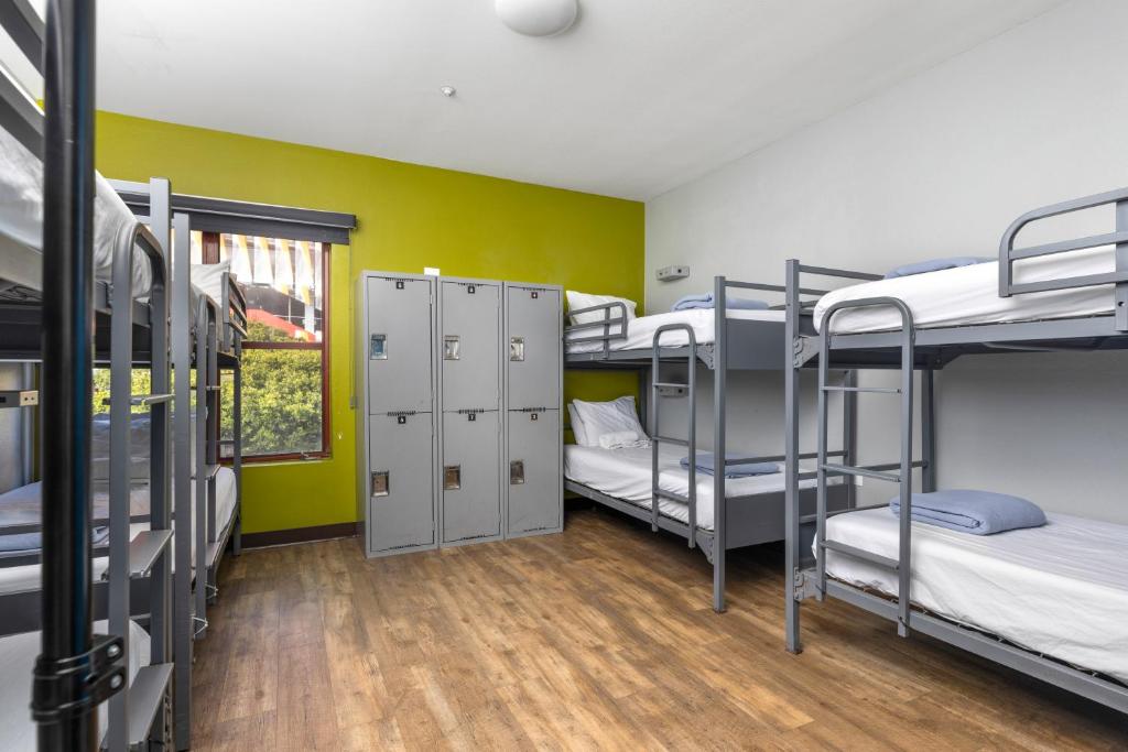 Postel nebo postele na pokoji v ubytování HI Los Angeles Santa Monica Hostel