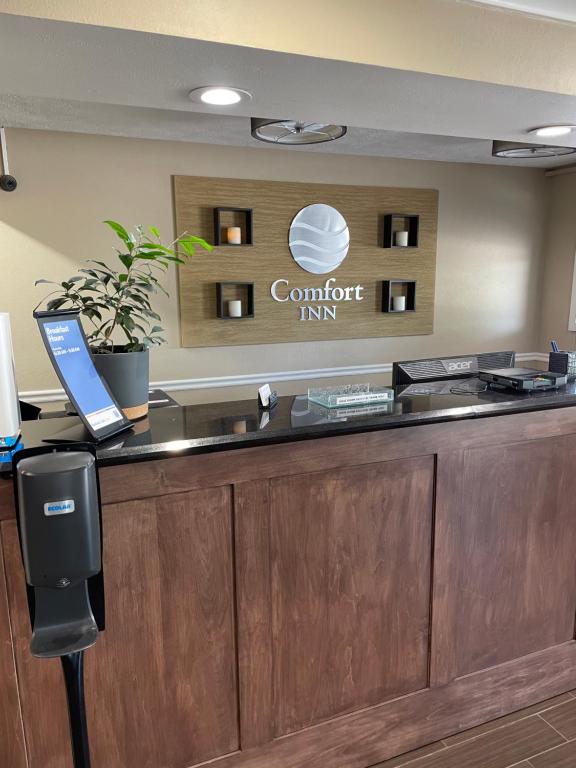 a restaurant counter with a laptop on top of it at Comfort Inn Indianapolis South I-65 in Indianapolis