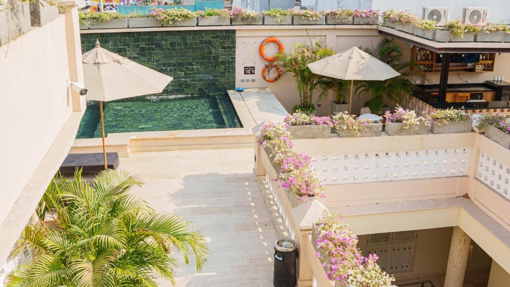 una vista aérea de un edificio con piscina y sombrilla en Hotel Casa Canabal by Faranda Boutique en Cartagena de Indias
