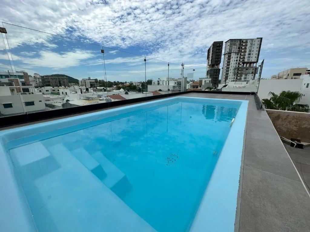 a swimming pool on the roof of a building at Excelente Depa en Sabalo Country in Mazatlán
