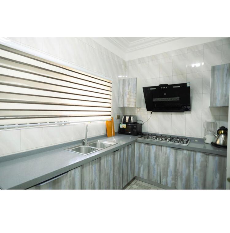 Kuchyň nebo kuchyňský kout v ubytování DAA DINGBE SUITES - Luxury Two Bedroom Apartments