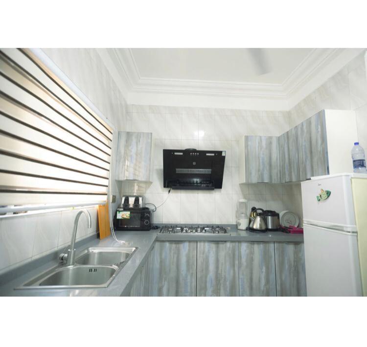 Kuchyň nebo kuchyňský kout v ubytování DAA DINGBE SUITES - Luxury Two Bedroom Apartments