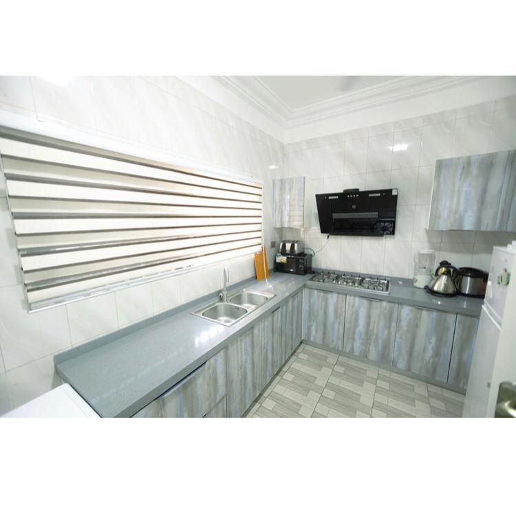 Kuchyň nebo kuchyňský kout v ubytování DAA DINGBE SUITES - Luxury Two Bedroom Apartments