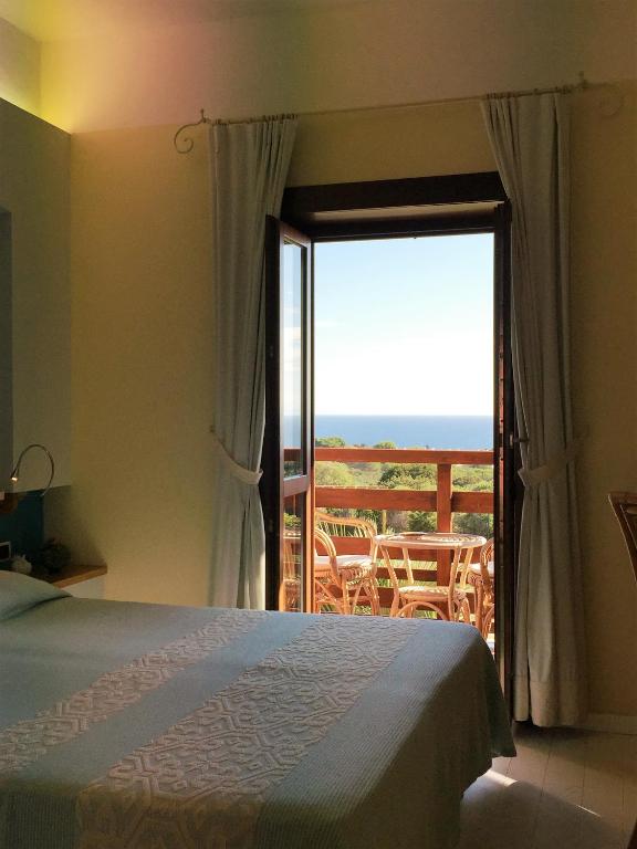Postel nebo postele na pokoji v ubytování Hotel Cala Reale