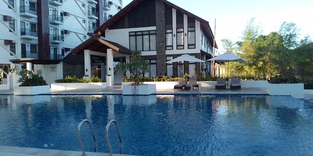 uma piscina em frente a um edifício em C&W Royal Oceancrest Mactan em Sudtungan