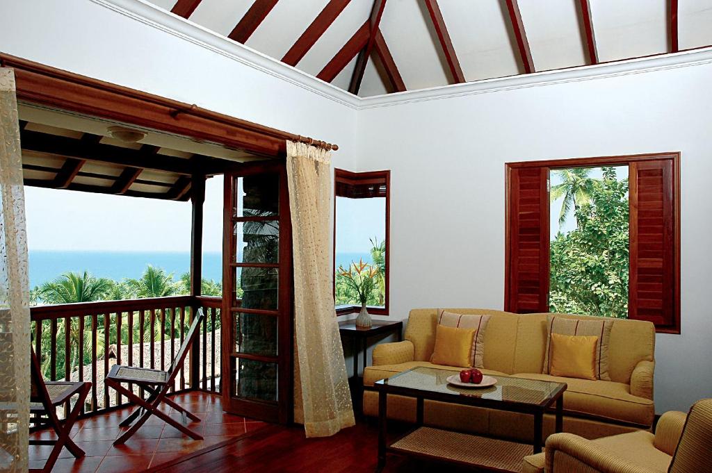 Taj Green Cove Resort and Spa Kovalam - 高级套房海景与俯冲游泳池特大床