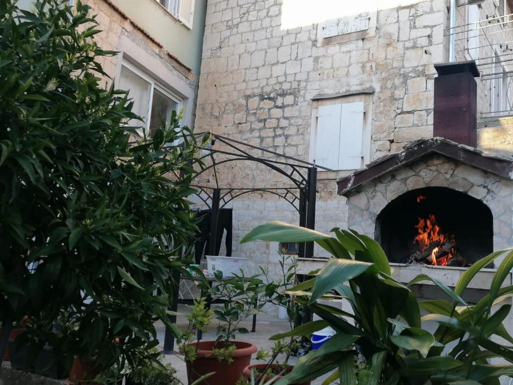 Apartments by the sea Trogir - 23144