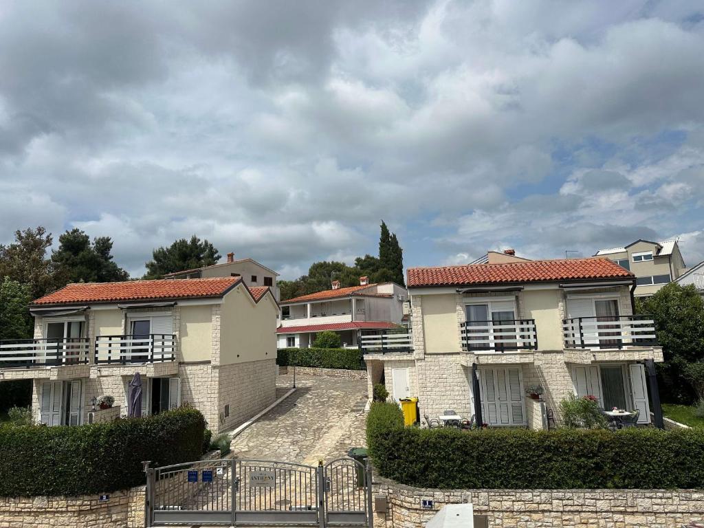 Apartments with parking space Rovinj - 23189