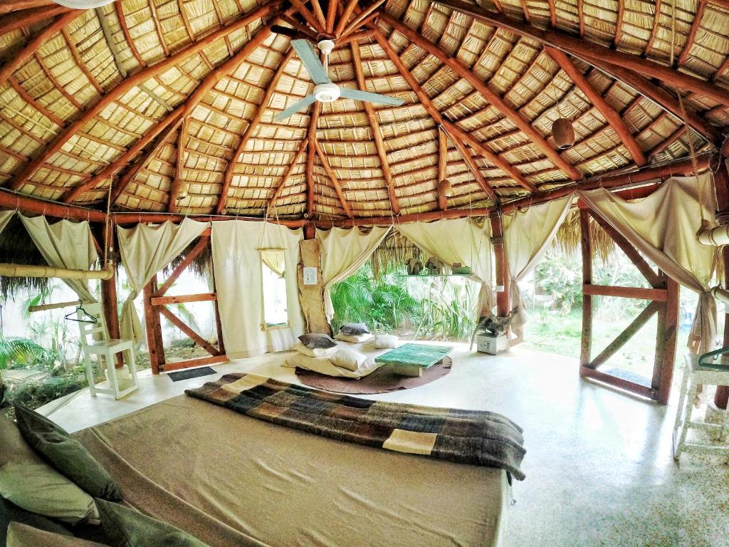 Postel nebo postele na pokoji v ubytování Dream Glamping Jungle Bohio