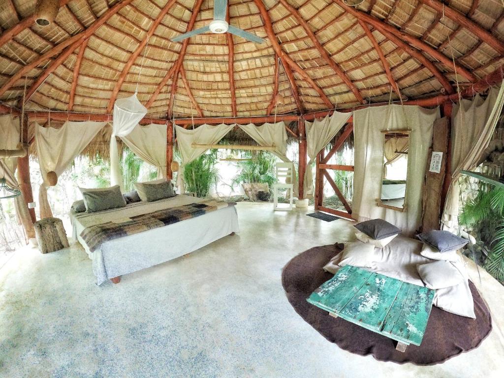 拉斯特拉納斯的住宿－Dream Glamping Jungle Bohio，大房间设有一张床铺和一张桌子
