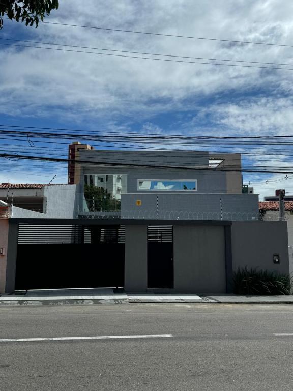 a building on the side of a street at Casa de alto padrão in Natal