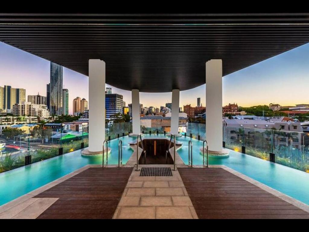 - un grand bâtiment avec vue sur la ville dans l'établissement Luxury 1-Bed with Infinity Pool, Gym & Parking, à Brisbane