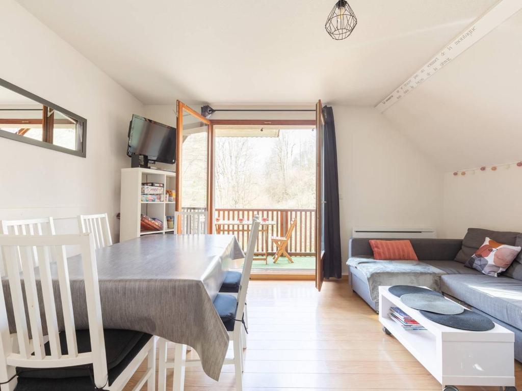un salon avec une table et un canapé dans l'établissement Appartement Confort 6 Personnes à Loudenvielle, Proche Skyvall, Balnéa et Lac - FR-1-695-54, à Loudenvielle