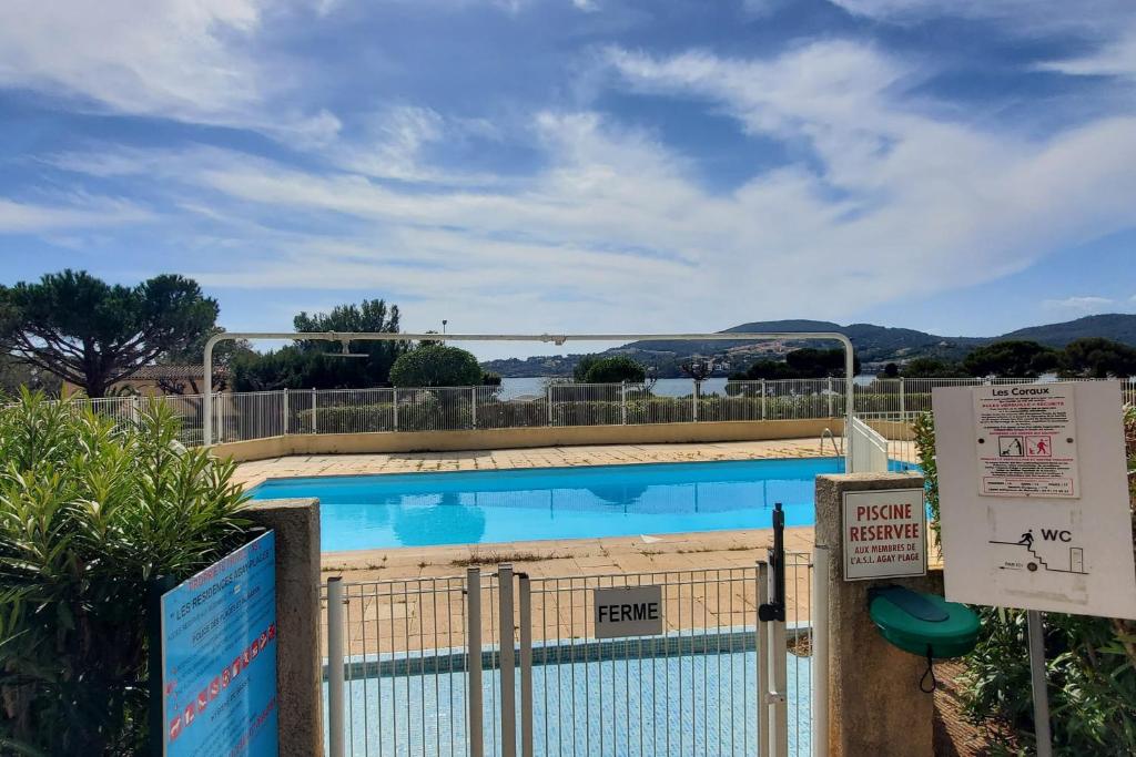 - une piscine dans un complexe avec une clôture dans l'établissement Lumineux appartement avec vue sur mer, à Saint-Raphaël