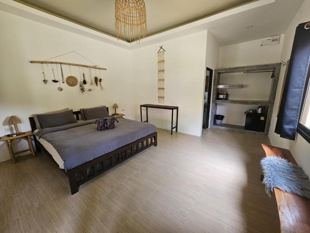 um quarto com uma cama grande num quarto em The Mellow Mango em Ko Lanta