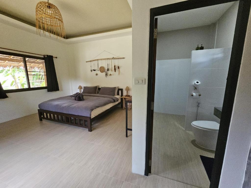 - une chambre avec un lit et des toilettes dans l'établissement The Mellow Mango, à Ko Lanta