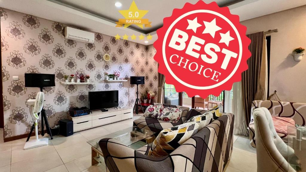 een woonkamer met een bord met de beste keuze aan de muur bij Vimala Hills Villa & Resort Megamendung Puncak in Bogor