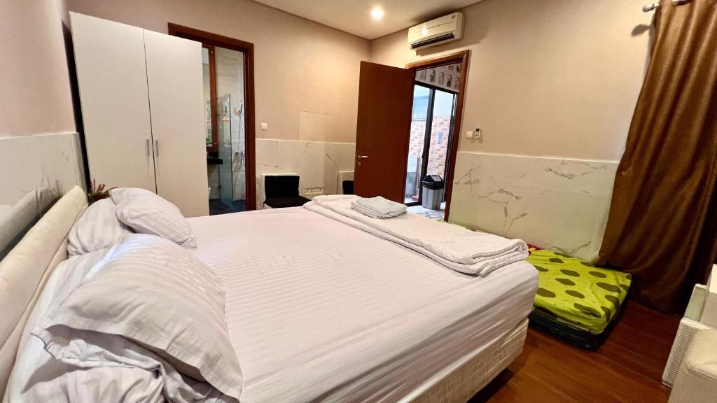 Postel nebo postele na pokoji v ubytování Vimala Hills Villa & Resort Megamendung Puncak