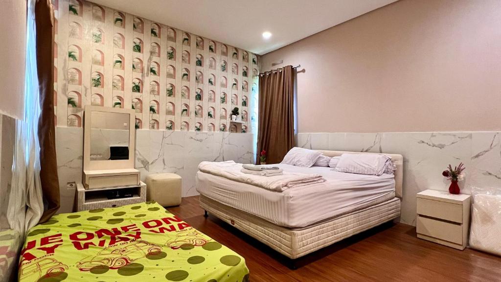 Postel nebo postele na pokoji v ubytování Vimala Hills Villa & Resort Megamendung Puncak